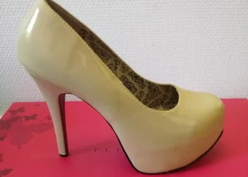 Zapato de tacón de aguja rojo y negro