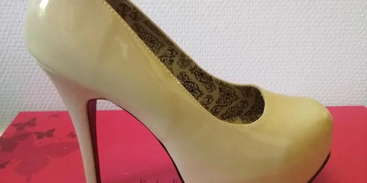 Zapato de tacón de aguja rojo y negro