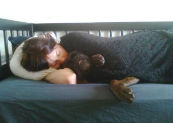 Persona durmiendo en la cama